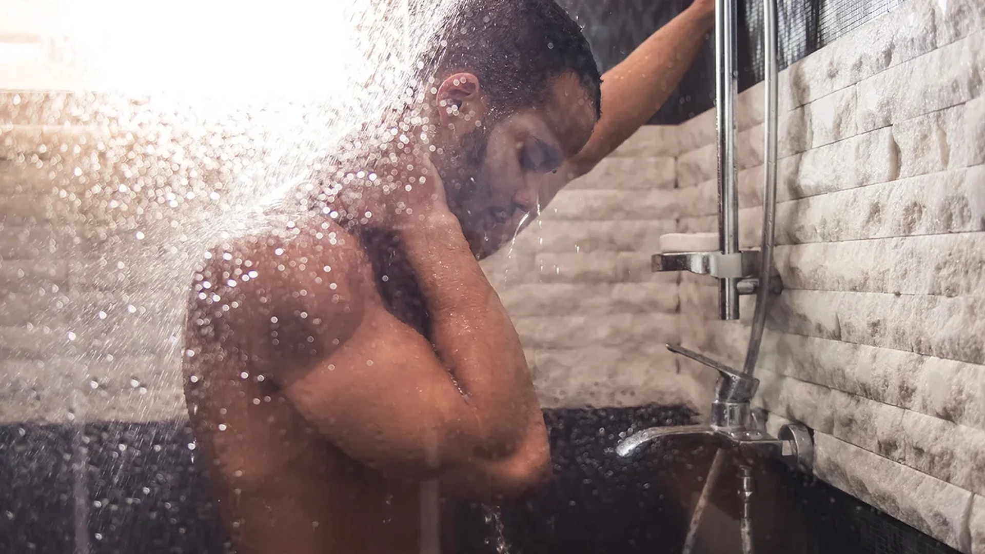 El placer de masturbarse en la ducha