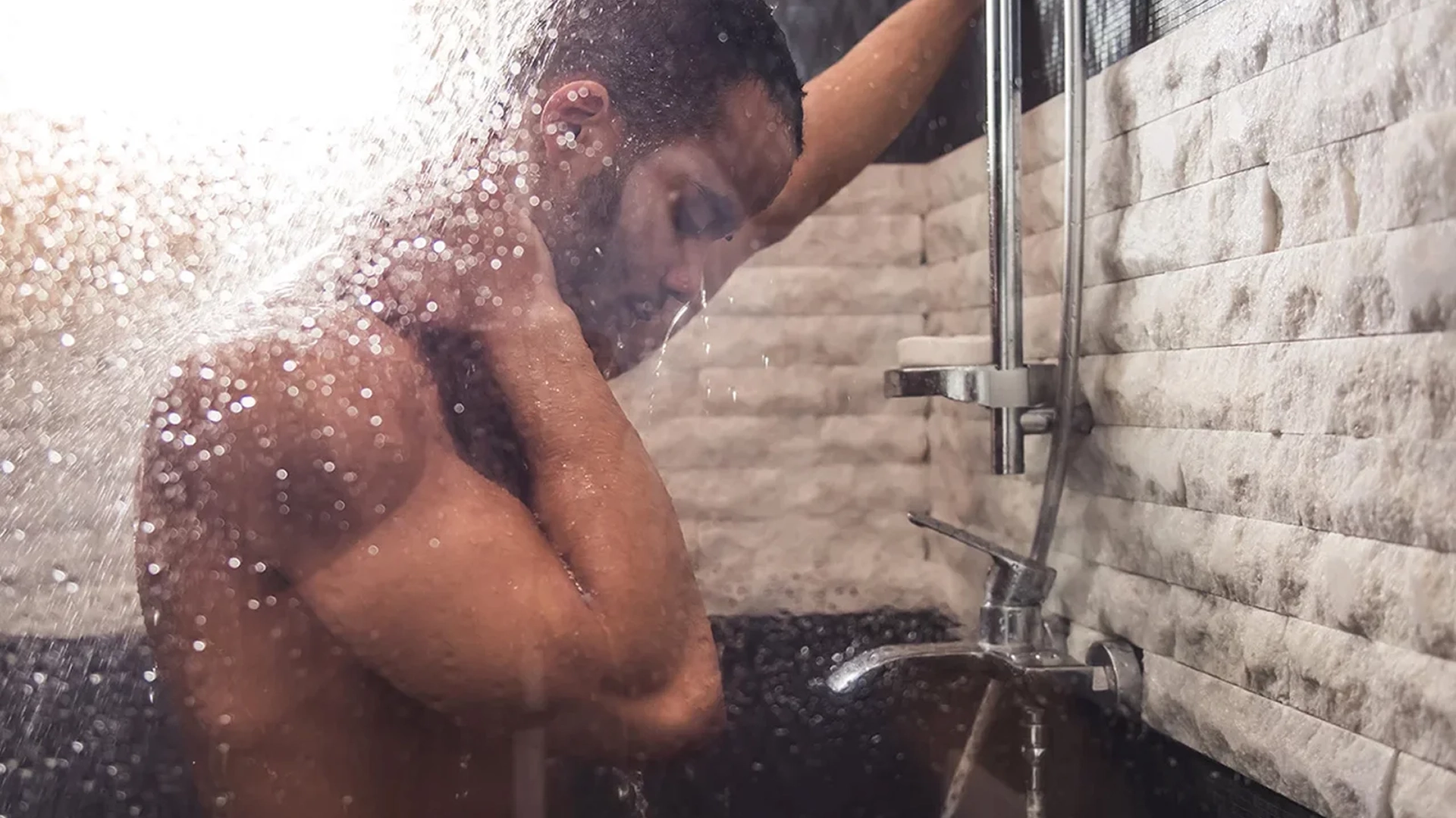 El placer de masturbarse en la ducha